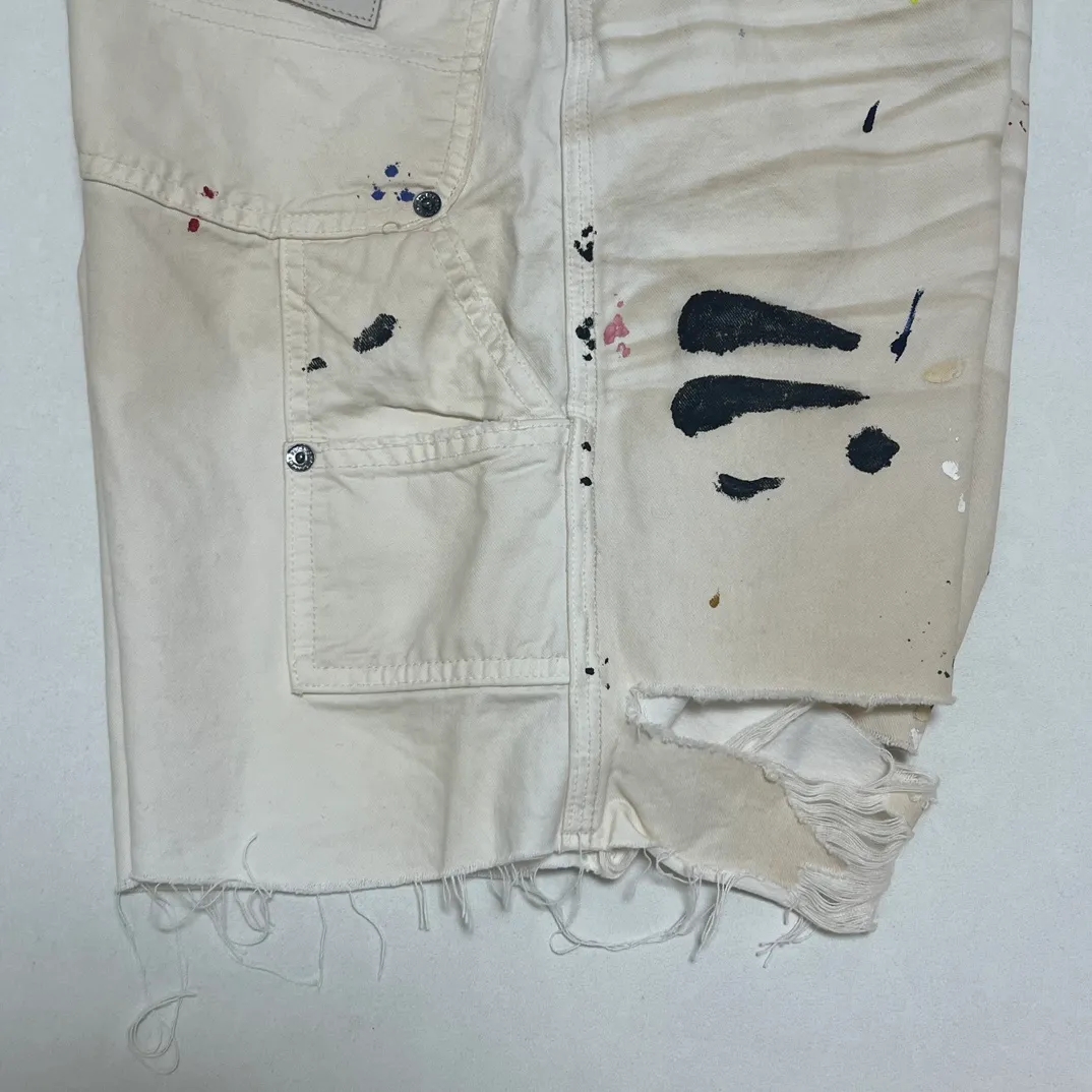 GALLERY DEPT. FLEA CARPENTER SHORTS Ink-cut knife-cut mud-dyed denim shorts. Destroy VINTAGE distressed denim shorts. Distressed white S-XL. Rewashed cement-dyed to make it old. Knife cut holes. Cat whiskers are worn. Customized full set with logo accessories. Purely handmade acrylic splash-ink graffiti.